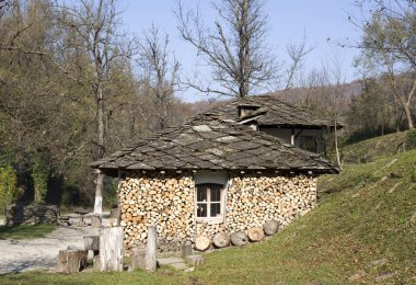 Dağ taş çatı ve yakacak odun, Bulgaristan ile kırsal ev