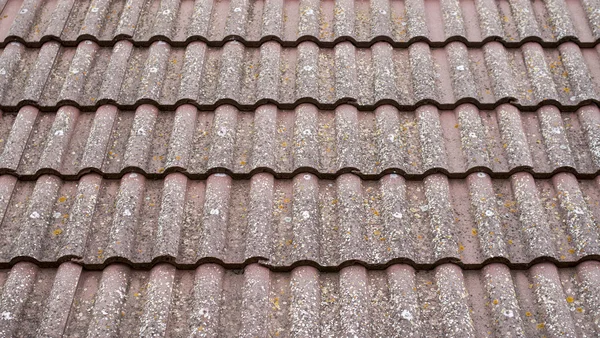Gamla tak med keramiska plattor närbild — Stockfoto
