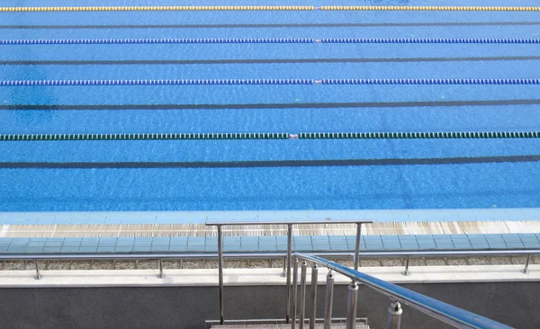 Piscina ao ar livre em branco com cordas de pista — Fotografia de Stock