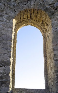 Pencere yıkık küçük kilise