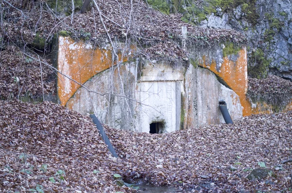 Betoneinfahrt zum stillgelegten Bergwerk — Stockfoto