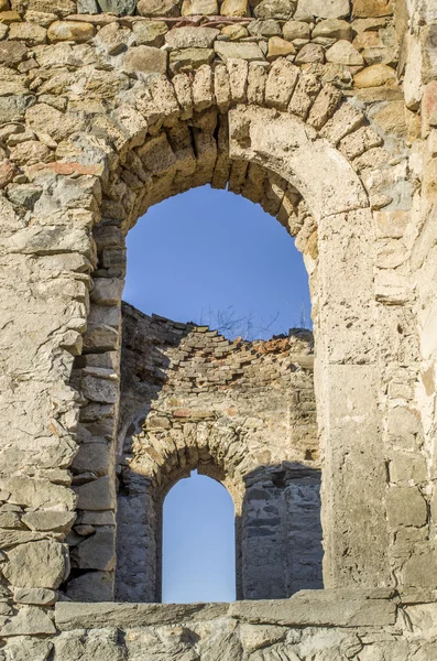 Ventanas de la pequeña iglesia en ruinas, Bulgaria — Foto de Stock