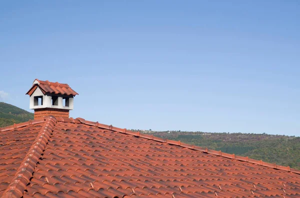 セラミックタイルと煙突付きの新しい屋根 — ストック写真