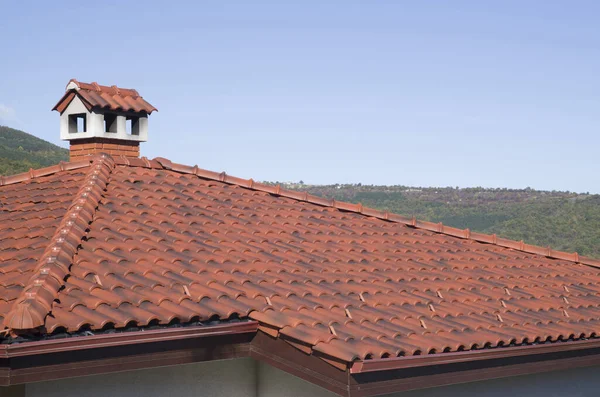 Novo Telhado Com Telhas Cerâmicas Chaminé — Fotografia de Stock