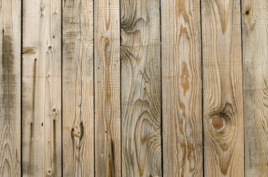 Güneşli havada yeni ahşap duvar.