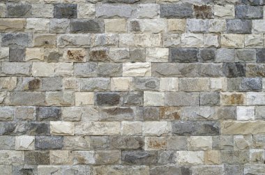 Güneşli bölgede yeni gri taş duvar kapanıyor.