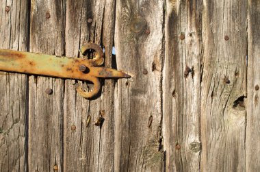 Eski dekoratif menteşe ahşap bir kapı pelerininde