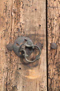 Eski ortaçağ metal kapı tokmağı ahşap solucanı yenmiş kapı dolabı