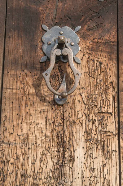 Παλιά Μεσαιωνική Πόρτα Μέταλλο Knocker Στο Σκουλήκι Φαγωμένο Πόρτα Closeu — Φωτογραφία Αρχείου