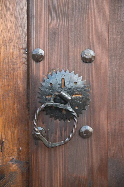 Pengetuk Pintu Logam Abad Pertengahan Yang Baru Pintu Kayu Closeu — Stok Foto