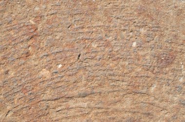 Duvarda eski bir beton sıva var.