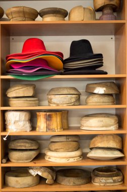 Keçeli şapkalar ve keçeli şapkalar için tahta şapka blokları.