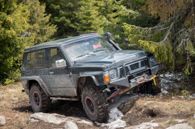 Sprin 'deki dağlarda off-road cipi