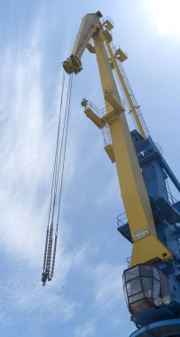 Gökyüzünde büyük mavi ve sarı bir vinç.