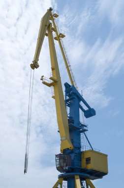 Gökyüzünde büyük mavi ve sarı bir vinç.