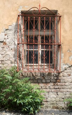 Dekoratif kahverengi metal ızgaralı eski tahta beyaz pencere.