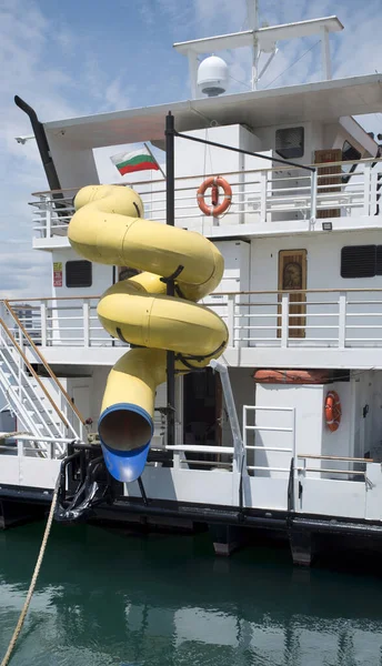 Small Water Slide Falling Sea Ship — Stock Photo, Image