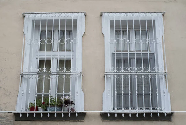 Vieilles Deux Fenêtres Blanches Bois Avec Grille Décorative Métal Fleur — Photo