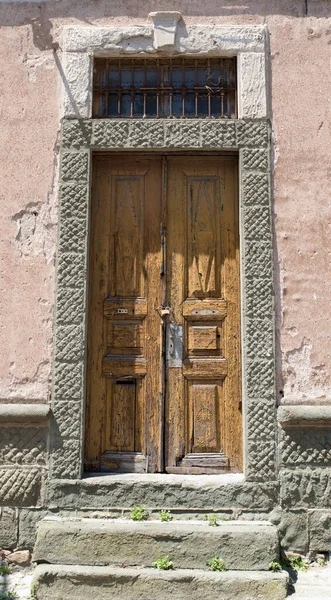 Старая Оранжевая Деревянная Дверь Каменной Рамой Розовой Вале — стоковое фото