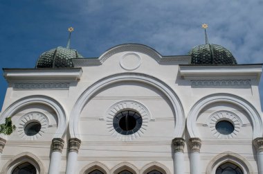 Burgaz 'daki sinagog Sunny da' daki sanat galerisini sunar.