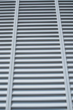 Açık gri metal havalandırma ızgarası kapatın.