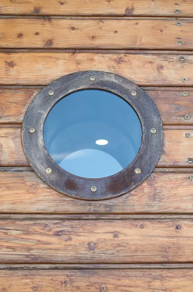 Old Porthole Kapal Dekat Sunny — Stok Foto