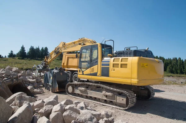 采石机用履带式挖掘机 用于采石机中的分离石料和卡车的开挖和碾磨桶 — 图库照片