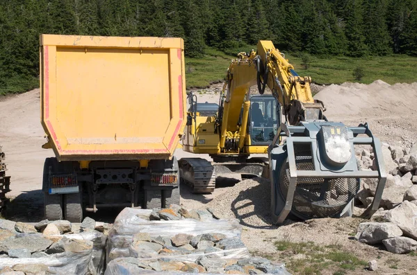 Crawler Graafmachines Wtih Zeef Slijpbak Voor Scheidingsstenen Vrachtwagen Quarr — Stockfoto