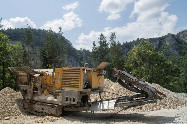 Alte Kleine Mobile Steinbrecher Raupenmaschine Sonnigen — Stockfoto