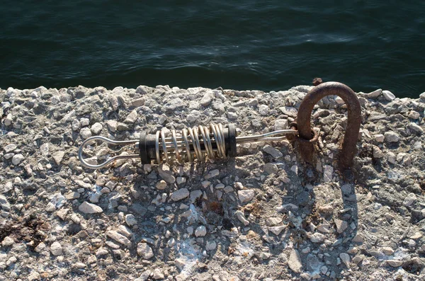 Parkeren Van Het Jacht Naar Pier Met Ligplaats Veer Roestige — Stockfoto