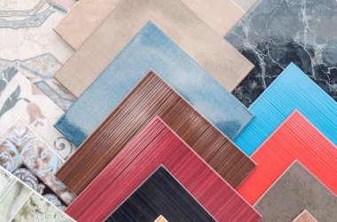 Dükkanda renkli seramik fayans örnekleri