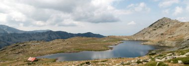 Tevno Gölü ve Valyavishki Chukar 'ı Korsan Ulusal Parkı, Bulgaristan ve Europ' ta barındırma manzarası