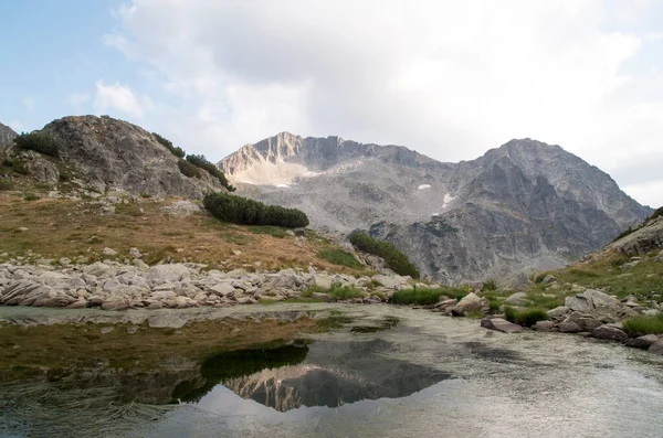Kamenitsa Pic Son Reflet Dans Lac Dans Parc National Pirin — Photo