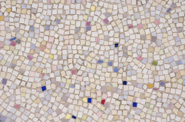 Mosaik av trasiga kakel bitar på vägg — Stockfoto