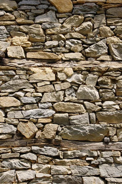 Alte Steinmauer mit Holzbalken — Stockfoto