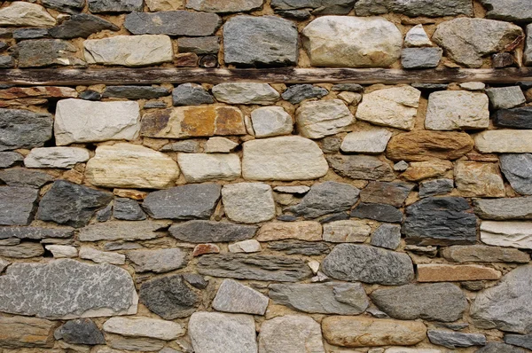 Alte Steinmauer mit Holzbalken — Stockfoto