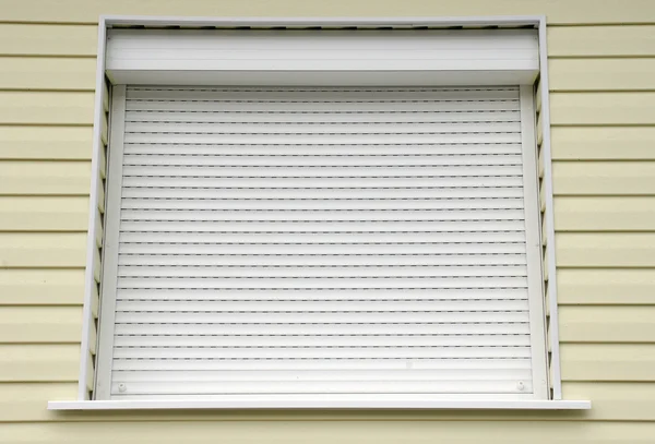 Окно с белыми наружными жалюзи Стоковое Фото