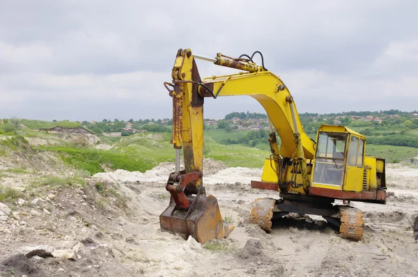 Excavator in sand quarry — Stock Photo, Image