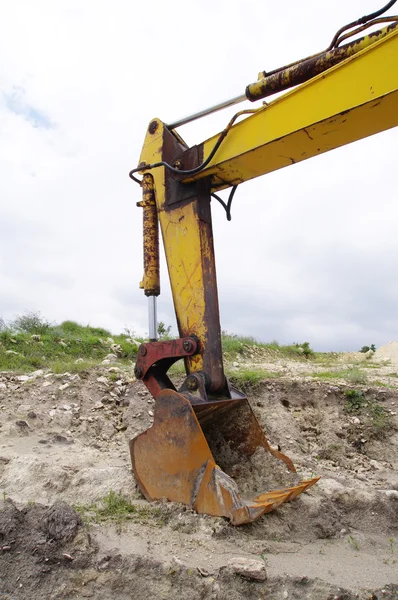 Excavadora retroexcavadora en cantera de arena en día nublado — Foto de Stock