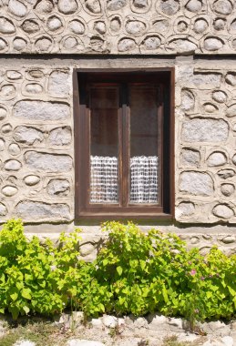 Eski taş ev perde ile Winow