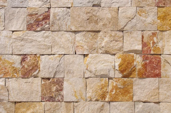 Muur bekleed met kleurrijke gneis platen — Stockfoto