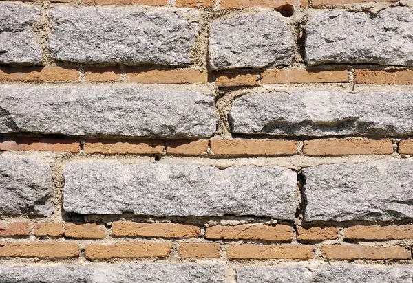 Oude stenen muur met bakstenen close-up — Stockfoto