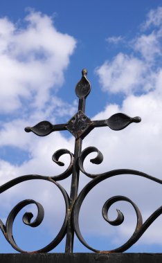 dövme Demir haç üzerinde gökyüzünde çit