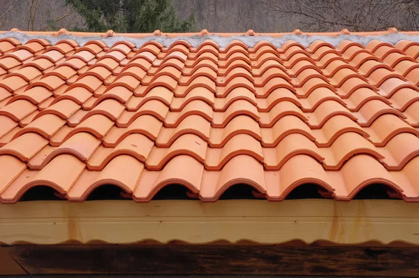 Dach mit keramischen Ziegeln — Stockfoto