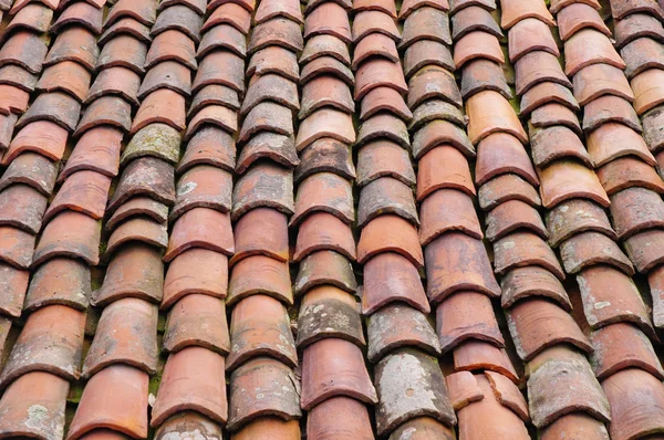 Altes Dach mit bunten Keramikziegeln — Stockfoto