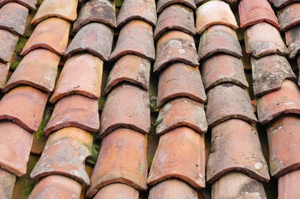 Telhado antigo com azulejos cerâmicos coloridos — Fotografia de Stock