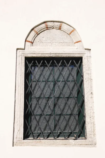 Fa ablak-val fém rács — Stock Fotó
