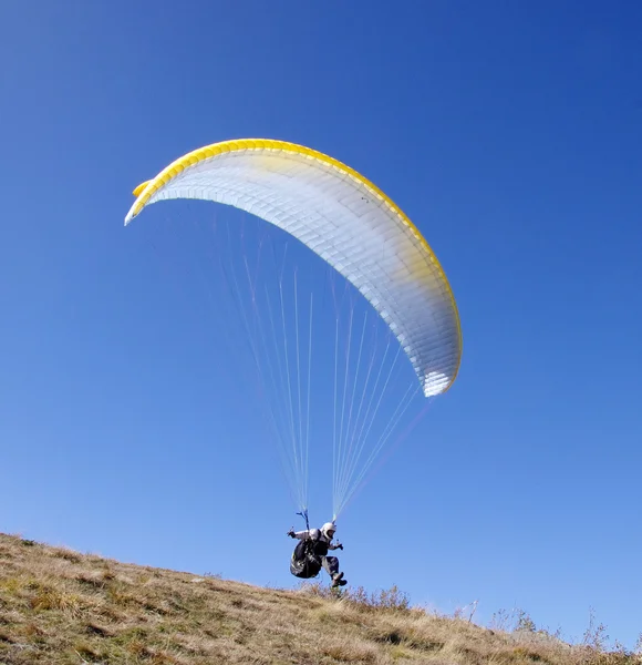 Vit paraglider på start — Stockfoto