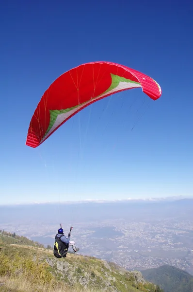 Paraglider over stad Sofia, Bulgarije — Stockfoto