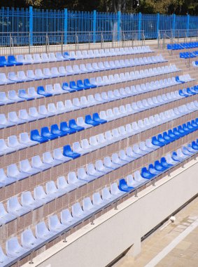 Açık ve koyu mavi plastik stadyum oturma sıraları